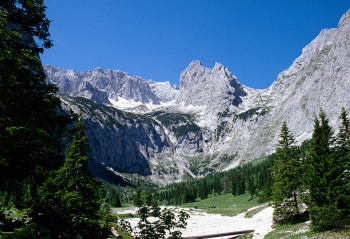 Erfrischende Bergwanderung durch die Höllentalklamm zur Höllentalangerhütte am