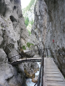 Erfrischende Bergwanderung durch die Höllentalklamm zur Höllentalangerhütte am