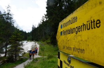 Hiking tour onto Zugspitze (2962m) via Reintal